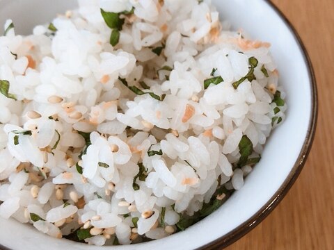 \超簡単!鮭フレークと大葉のさっぱり酢飯ご飯♡/